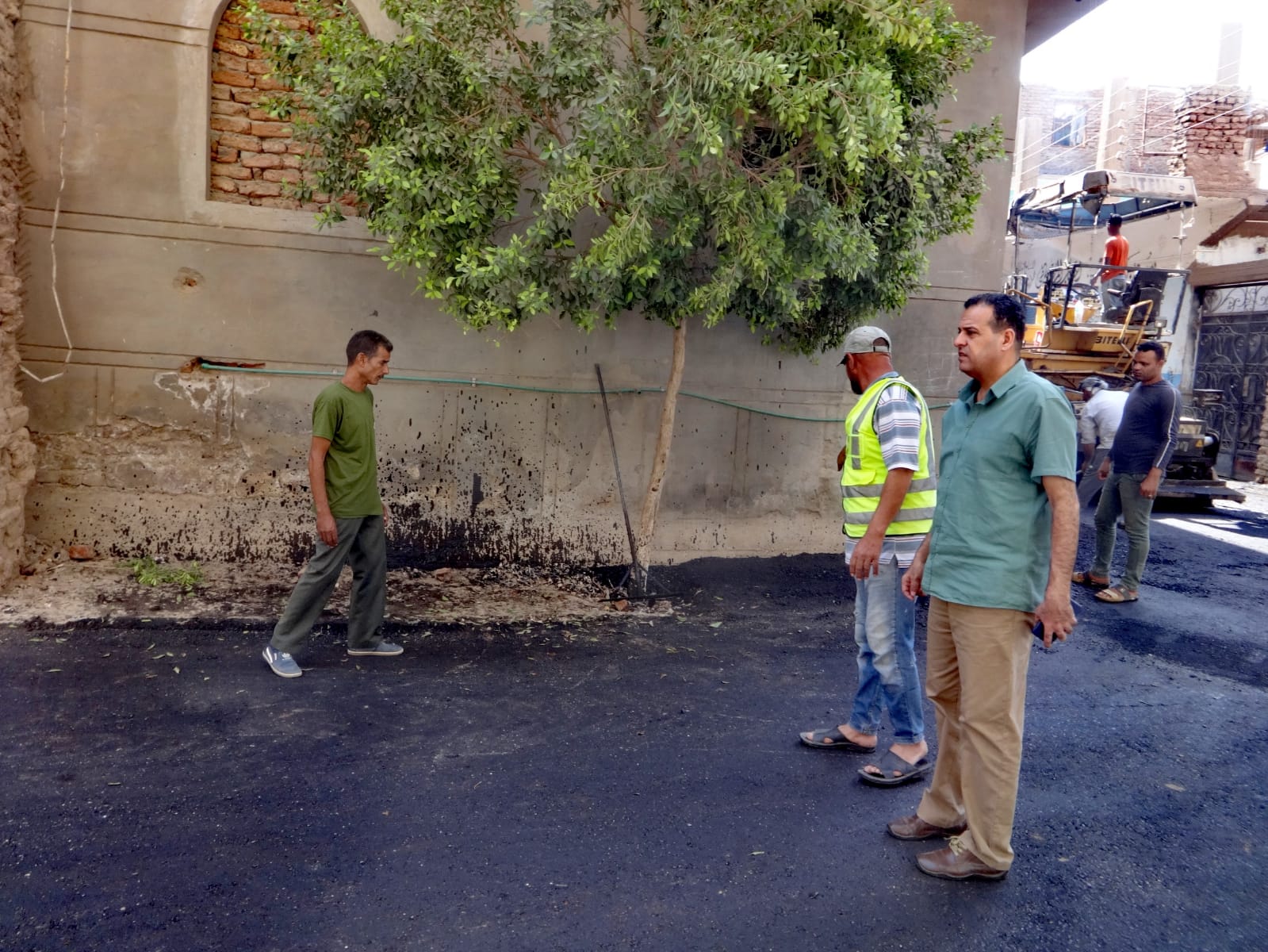 رئيس مدينة الأقصر يتابع خطة رصف الطرق بالشوارع