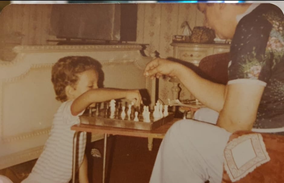 الإعلامى أحمد سمير يلعب الشطرنج مع نجله عمرو