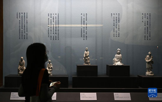 بعض المعروضات داخل المعرض فى المتحف الونى الصينى
