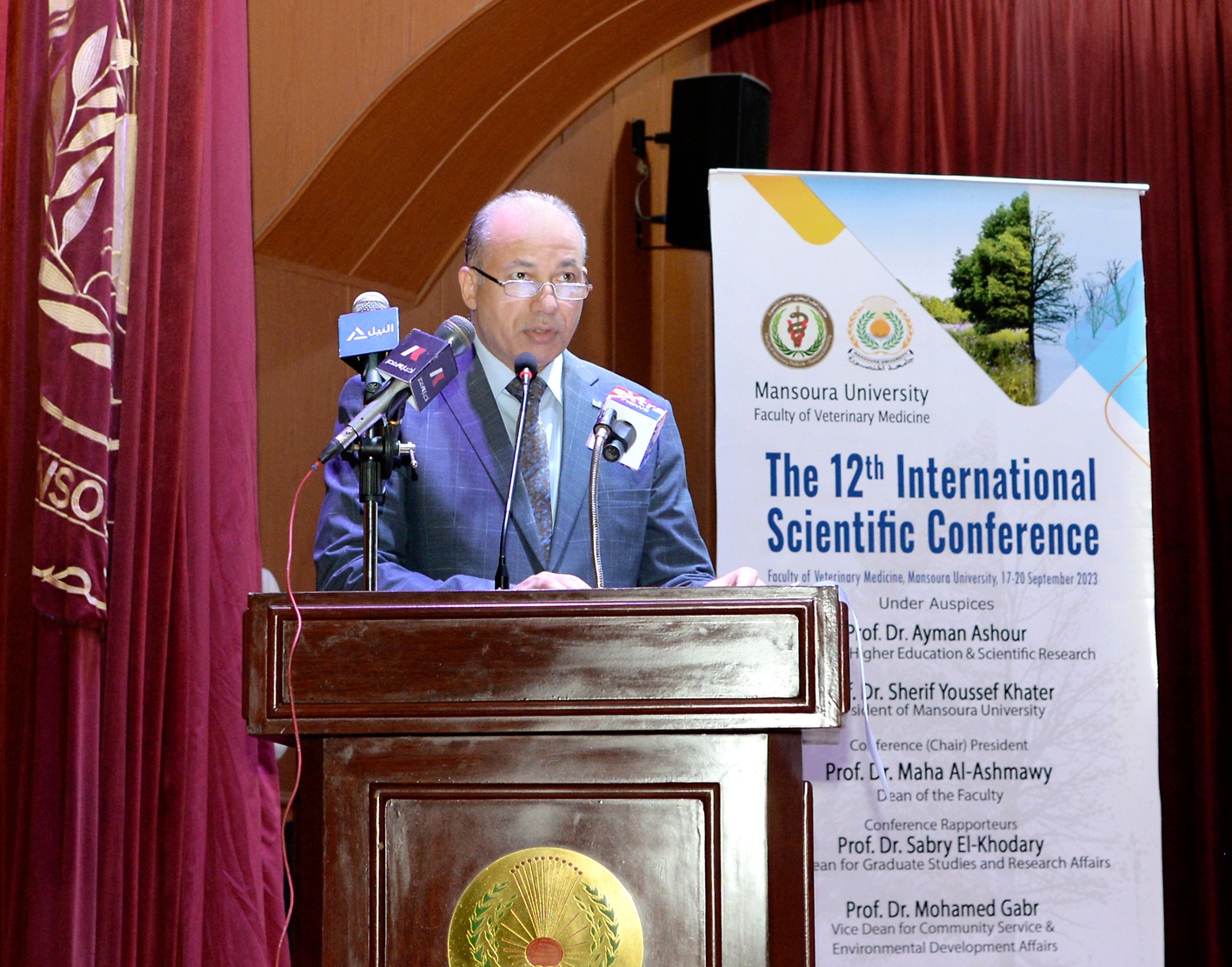 رئيس جامعة المنصورة أثناء إلقاء كلمة في المؤتمر