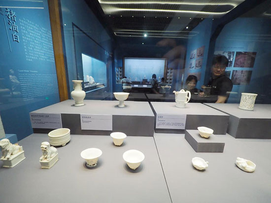 بعض الاوانى والتحف والتمائيل من الخزف الابيض فى المتحف الوطنى ببكين