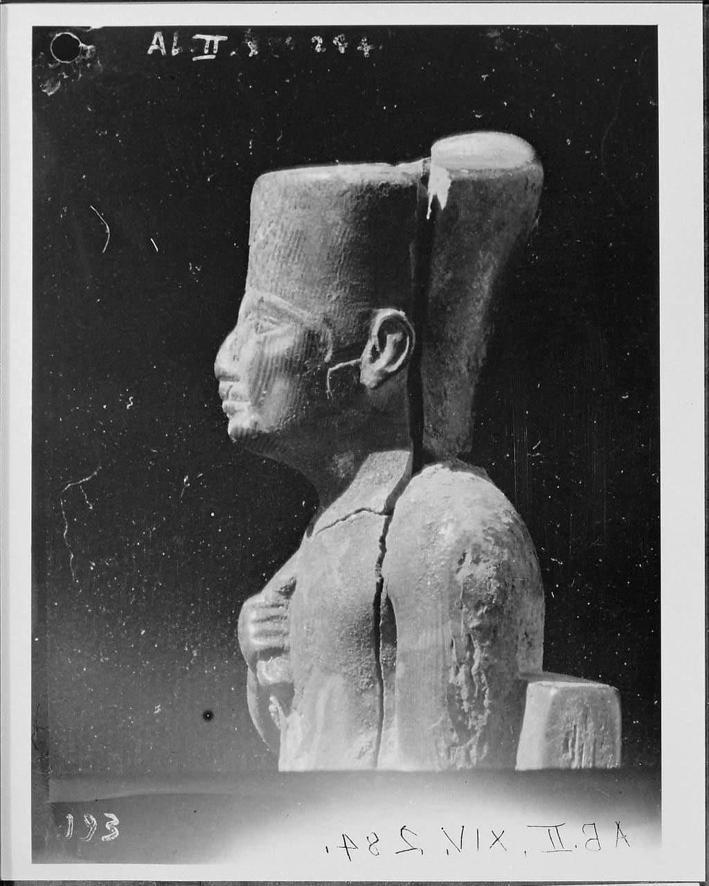 تمثال الملك خوفو صاحب الهرم الأكبر