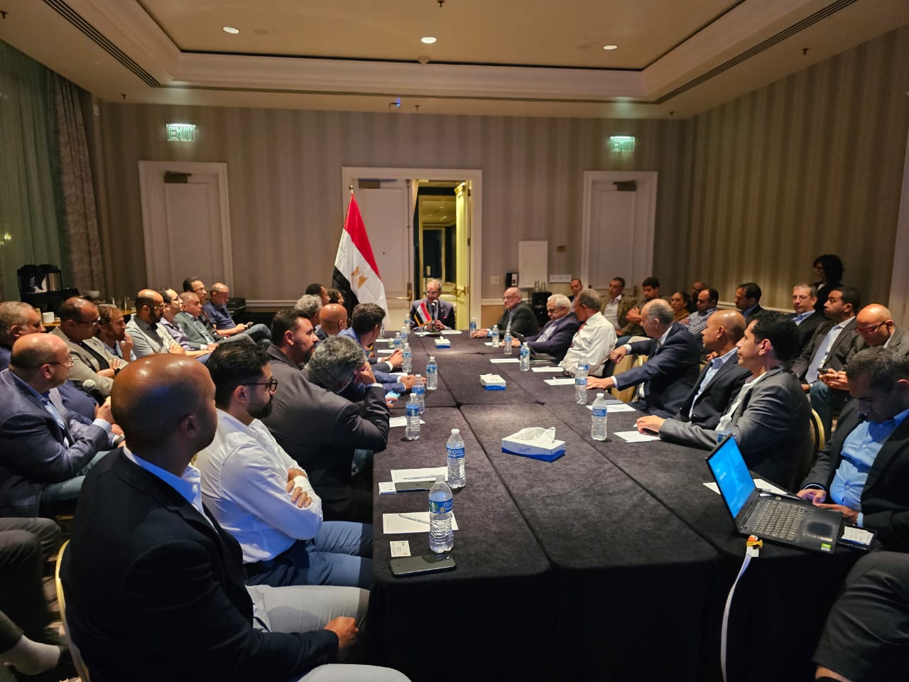 وزير الاتصالات يعرض على رجال الأعمال المصريين بأمريكا تسهيلات صناعة وتصميم الإلكترونيات (1)