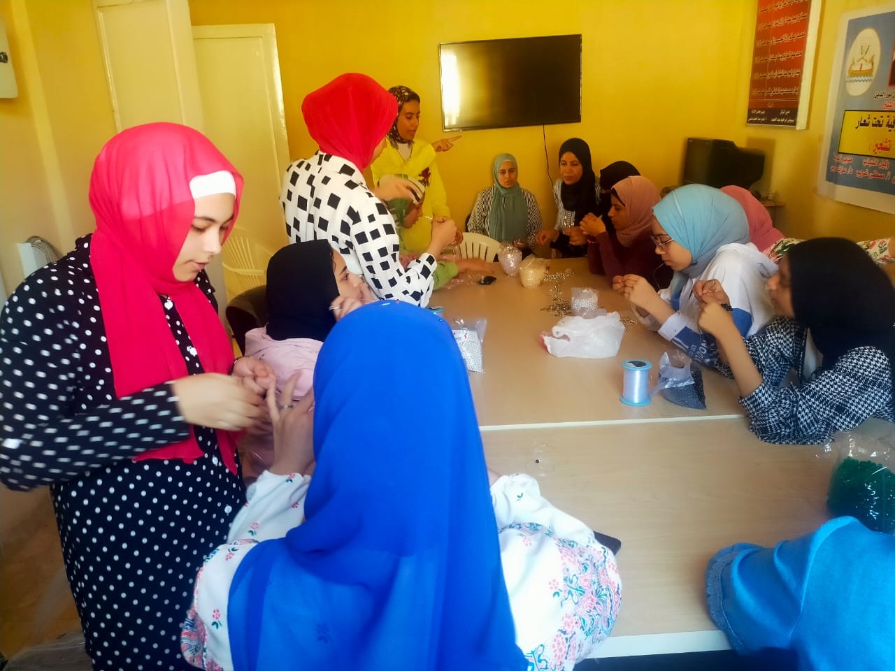 مشاركة الفتيات في تعليم الحرف بمراكز كفر الشيخ