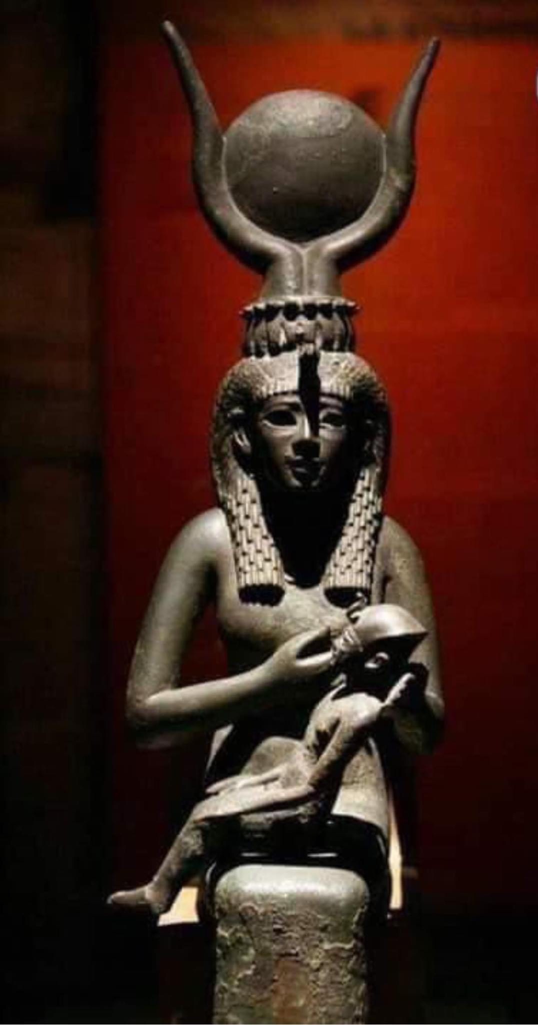 تمثال إيزيس المصنوع من البرونز بمتحف آثار الغردقة (2)