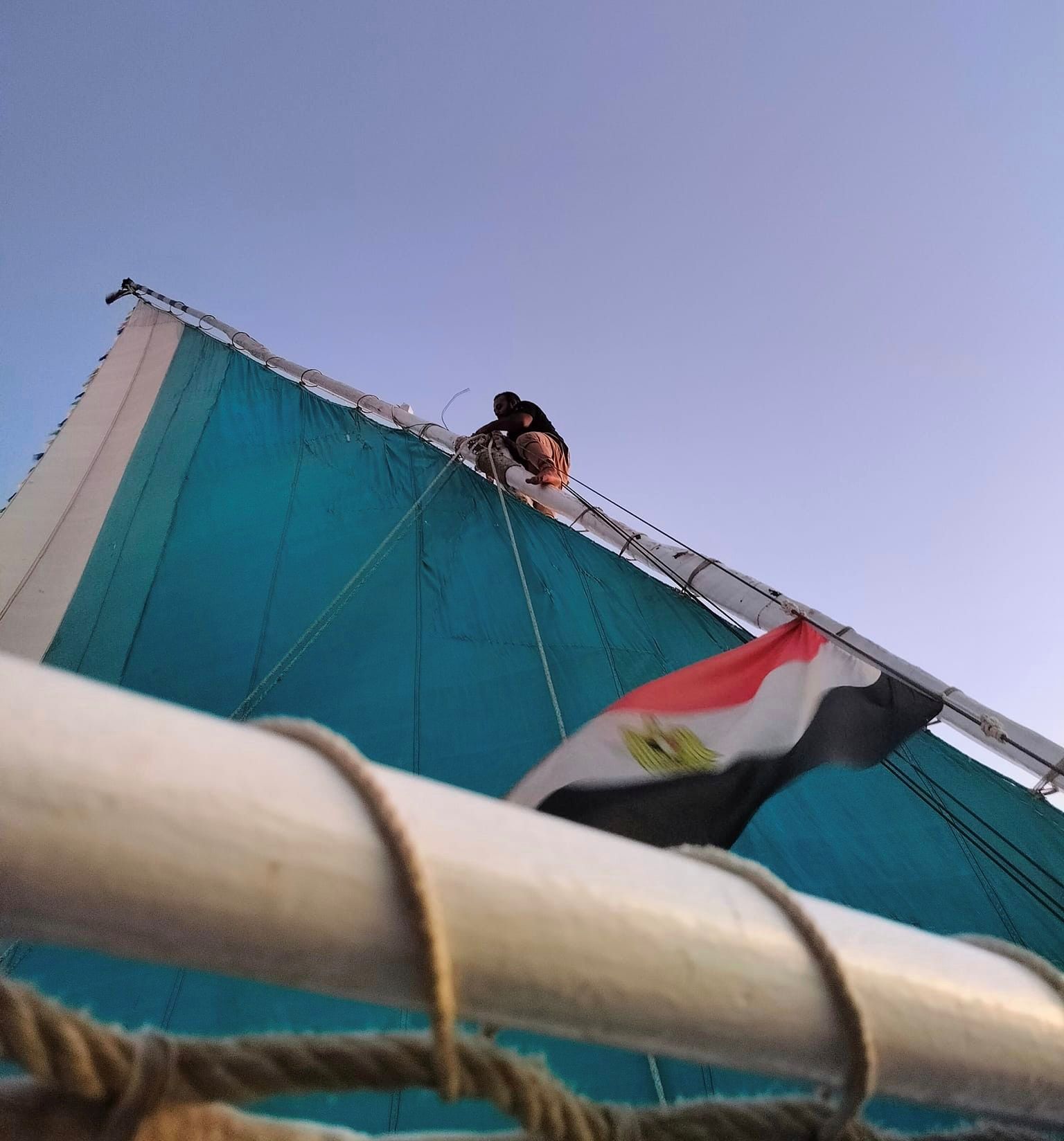 صورة اليوم.. علم مصر يزين المراكب النيلة بسياح الأقصر