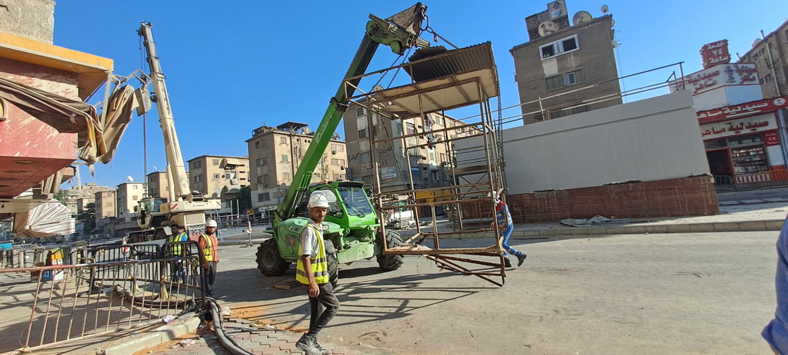 رفع التعديات بالشوارع المحيطة بمحطات مترو الخط الثالث الجديدة بإمبابة