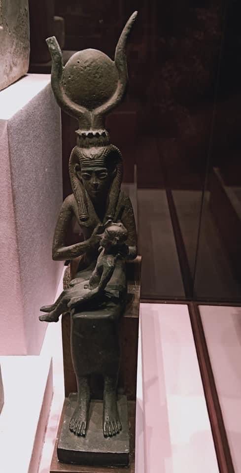 تمثال إيزيس المصنوع من البرونز بمتحف آثار الغردقة (1)