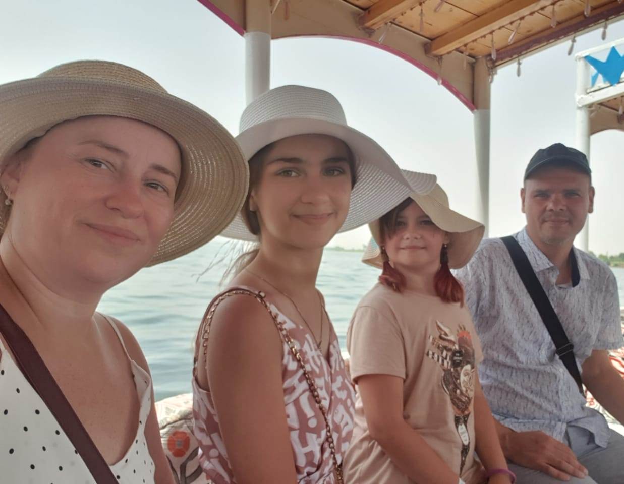 الأسر تستمتع داخل المراكب النيلية بالأقصر