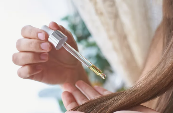 طرق طبيعية من زيت النعناع للعناية بالشعر طرق طبيعية من زيت النعناع للعناية بالشعر