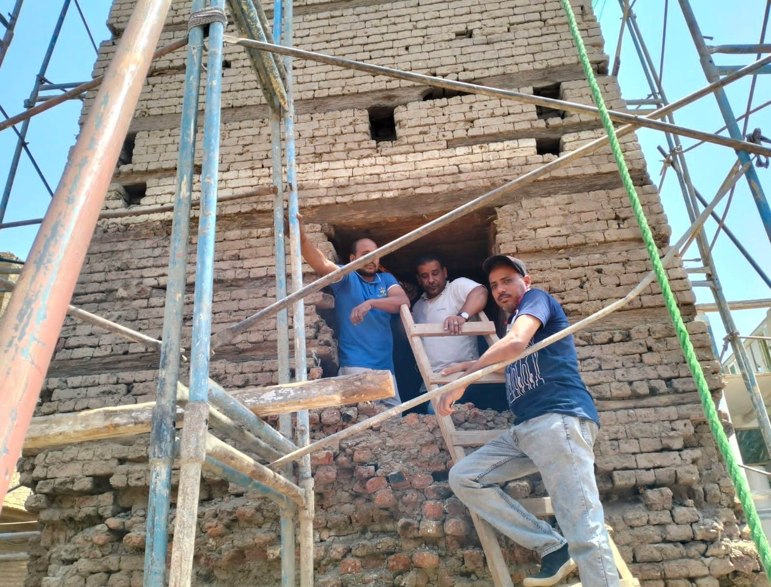 فريق العمل فى مئذنة أصفون التراثية بالمسجد العمرى