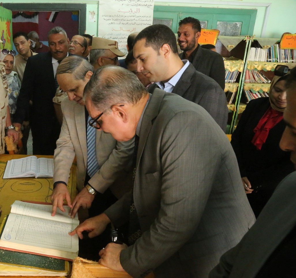 محافظ كفر الشيح يطلع على كتب مكتبة مدرسة هدى شعراوي