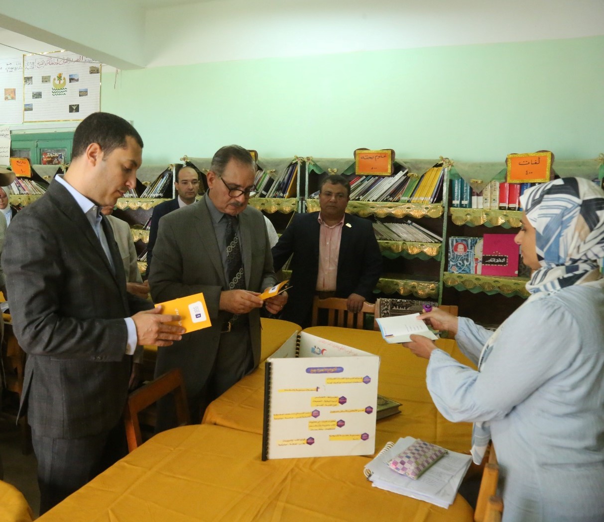 محافظ كفر الشيخ يتفقد مكتبة المدرسة 