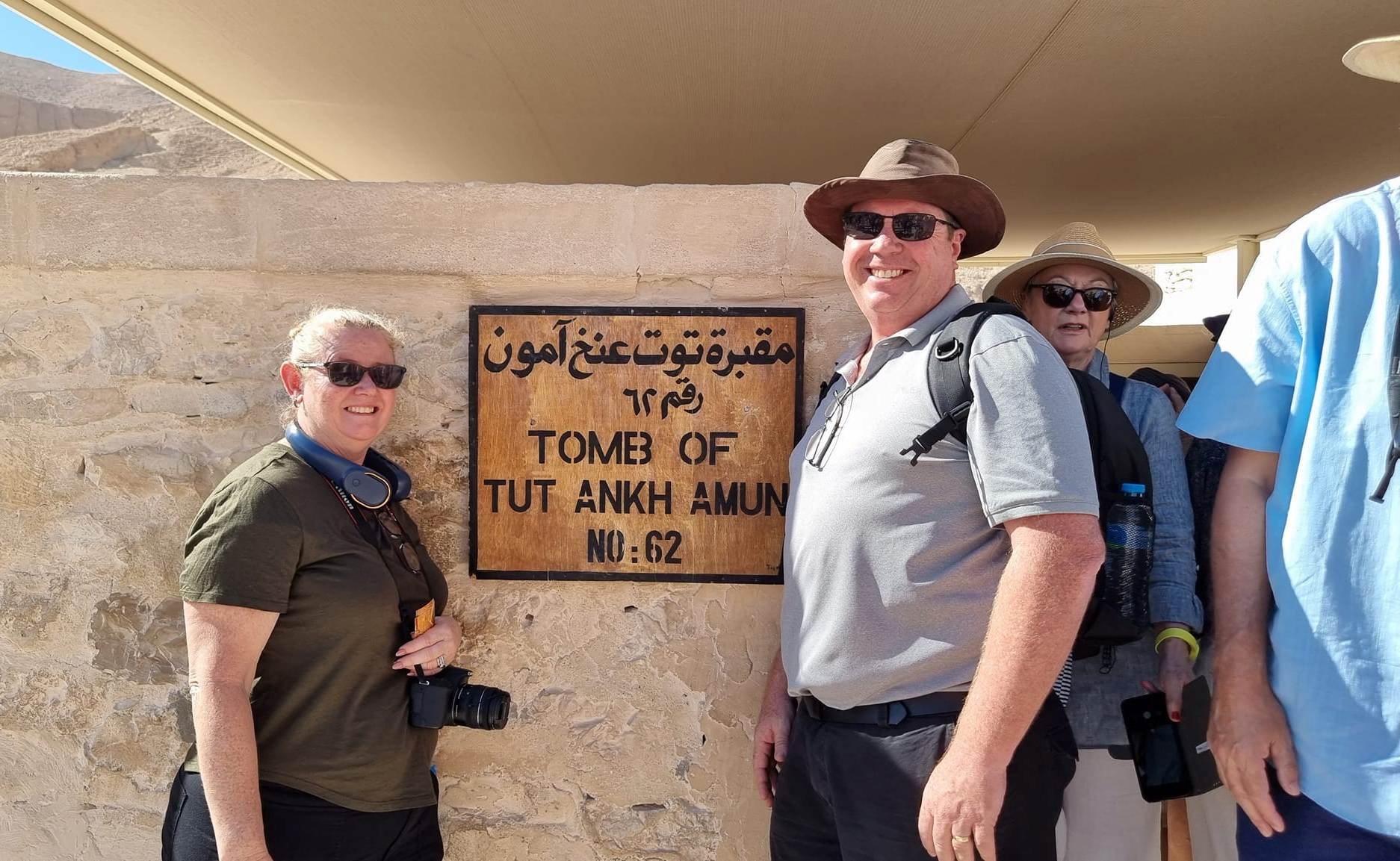 السياح يستمتعون بزيارة مقبرة الملك توت عنخ آمون