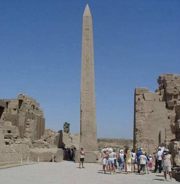 السياح خلال زيارتهم واستمتاعهم بسحر الحضارة الفرعونية