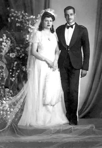 جمال عبد الناصر وزوجته خلال زفافهما