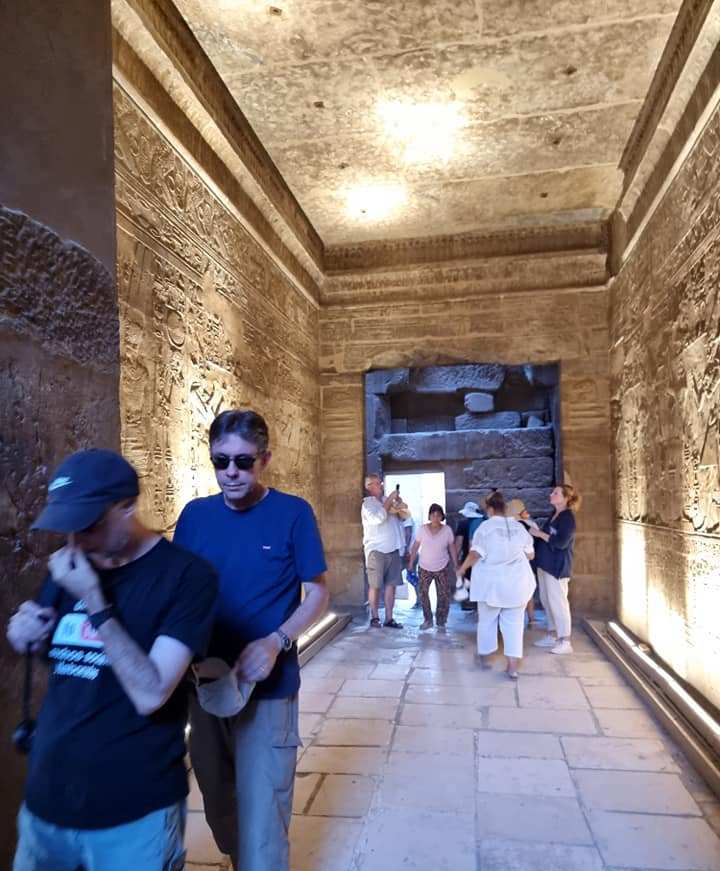 استمتاع السياح داخل مقصورات معبد الأقصر