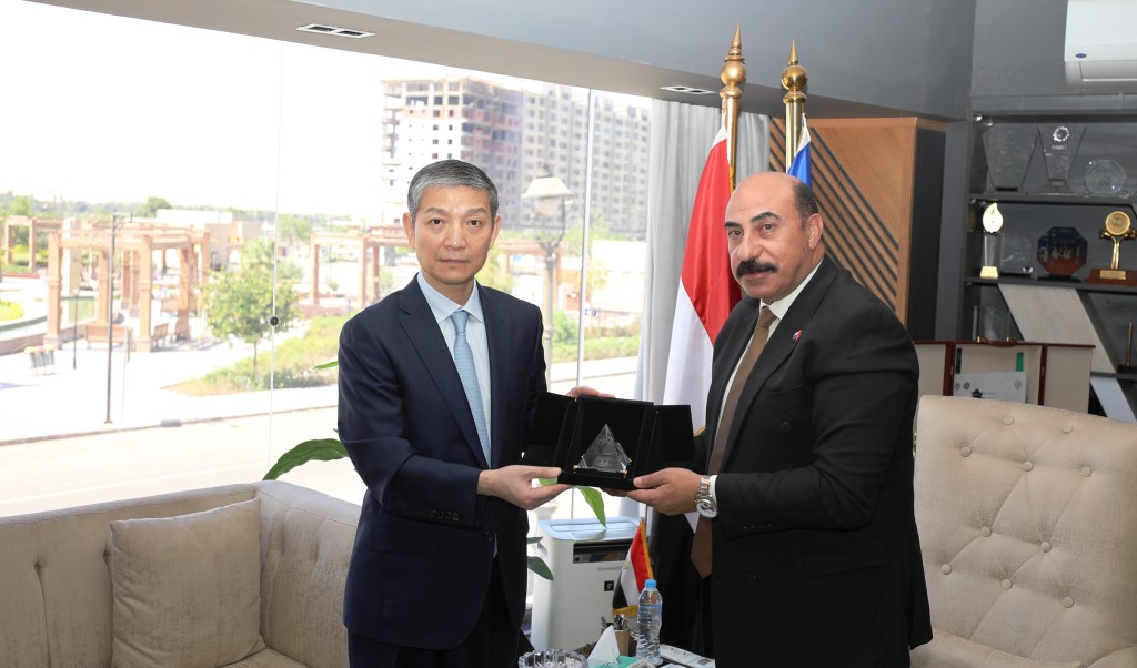محافظ أسوان وسفير الصين