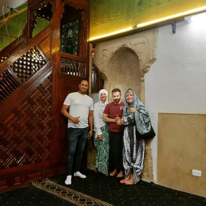 صورة اليوم.. سياح العالم بالحجاب خلال زيارتهم لمسجد أبوالحجاج الأقصرى