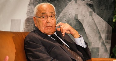 الراحل يرتدى بدلة سوداء بدلة سوداء