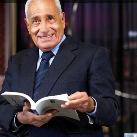 الراحل يرتدى بدلة كحلى داكن بدلة كحلى داكن