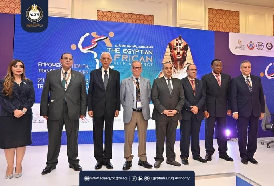 السفير حمدي لوزا يتوسط الحضور