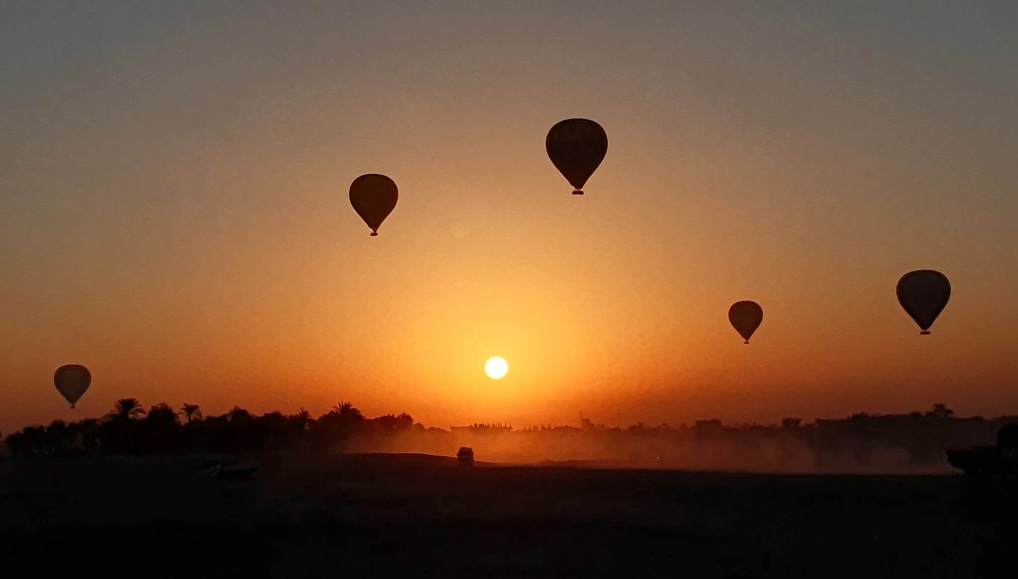 البالونات الطائرة تسحر السياح مع شروق الشمس