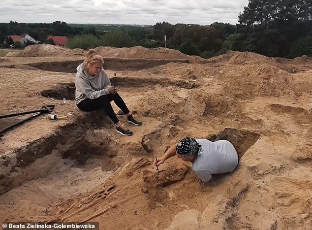 علماء الآثار فى المقبرة البولندية