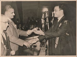 يعقوب يتسلم جائزة من الرئيس المصري جمال عبد الناصر بعد تخرجه في جامعة القاهرة بامتياز عام ١٩٥٧  مصدر مجدي يعقوب.