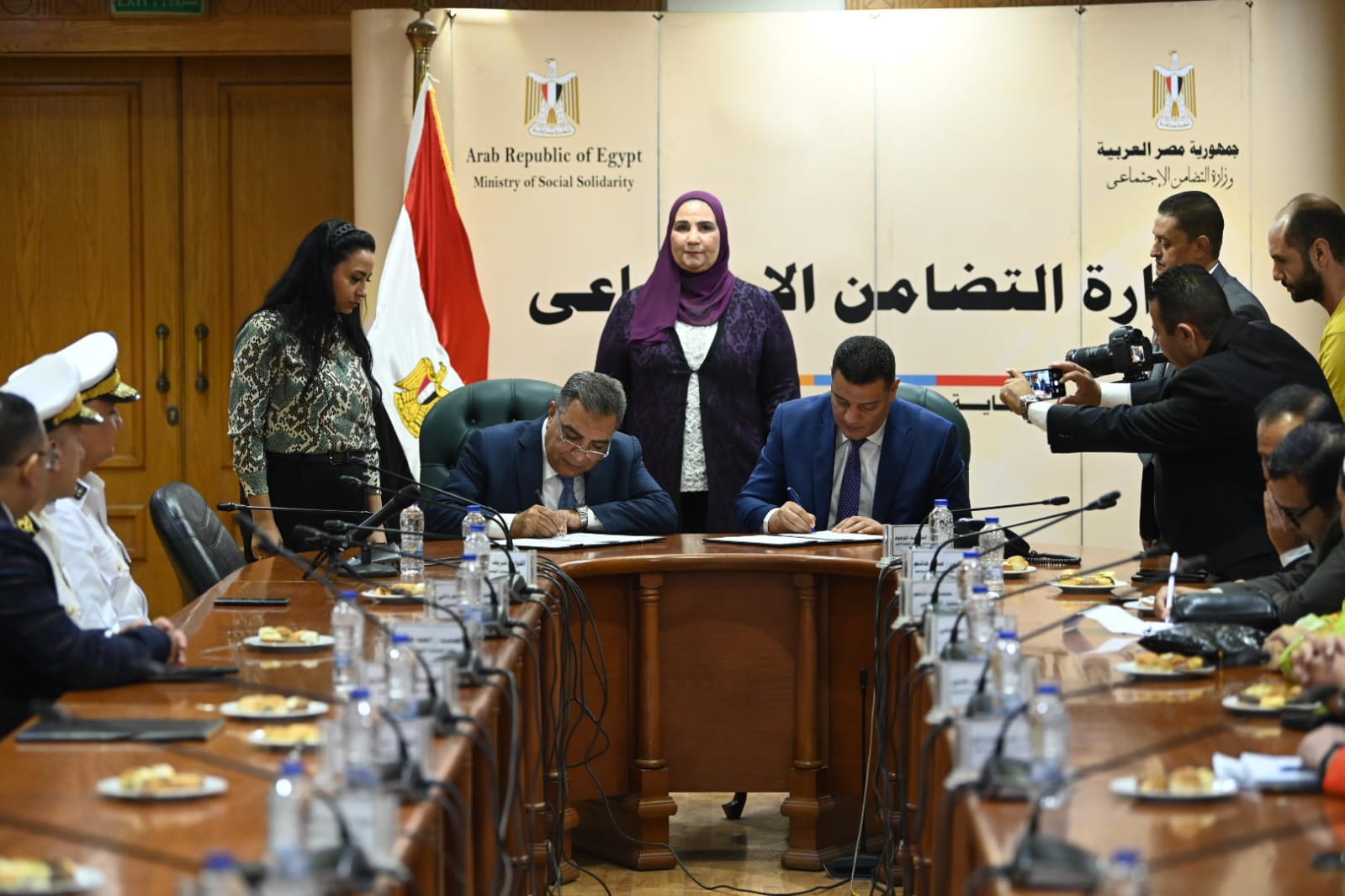 جانب من التوقيع جانب من التوقيع