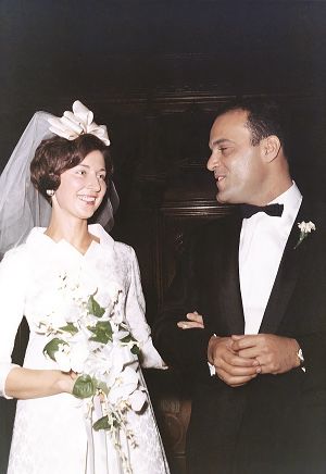 يعقوب مع ماريان في يوم زفافهما في شيكاغو عام ١٩٦٨. مصدر الصورة  أرشيف عائلة يعقوب.