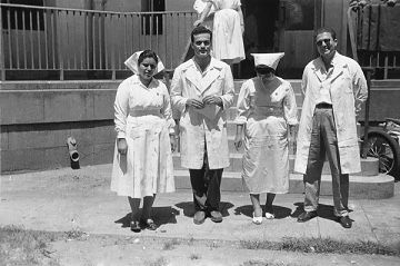 يعقوب  الثاني على اليسار في مستشفى قصر العيني التعليمي بالقاهرة عام ١٩٥٩. مصدر الصورة أرشيف عائلة يعقوب.