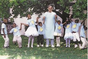 يعقوب مع مرضى صغار في كينغستون، جامايكا، في عام ١٩٩٩ بعد عام من خضوعهم جميعًا لعملية جراحية في القلب. مصدر الصورة لين هيلتون.