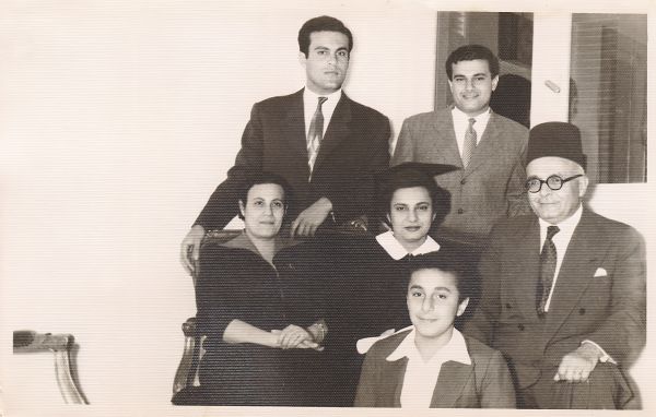 عائلة يعقوب  من اليسار  مادلين  مجدي  مهجة  سامي جيمي وحبيب عام ١٩٥٤. مصدر الصورة أرشيف عائلة يعقوب.