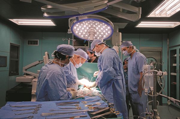 غرفة العمليات بمركز القلب بأسوان عام ٢٠١٢. مصدر الصورة  مؤسسة مجدي يعقوب للقلب.