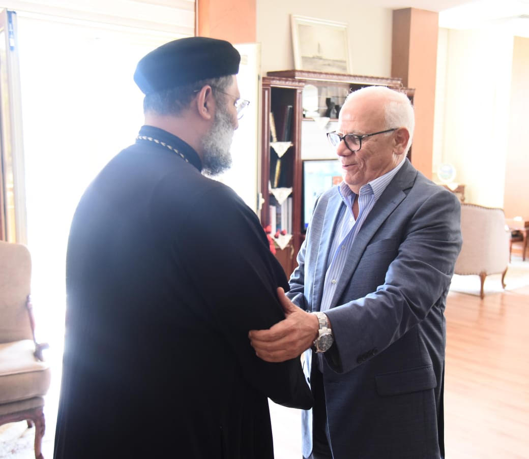 محافظ بورسعيد يستقبل وفدا من الكنيسة للتهنئة  (1)