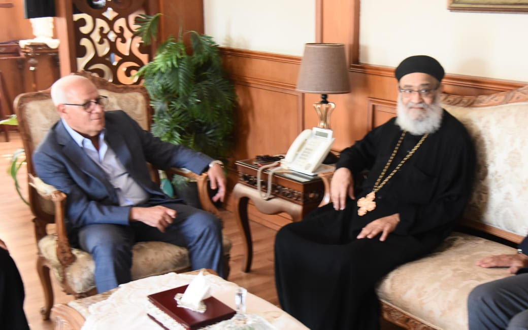 محافظ بورسعيد يستقبل وفدا من الكنيسة للتهنئة  (2)