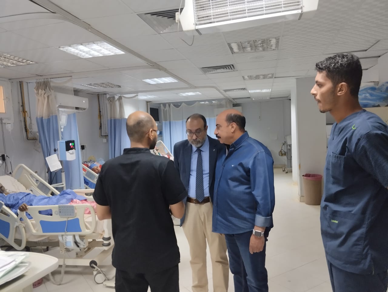 محافظ أسوان خلال الجولة بالمستشفى الجامعى محافظ أسوان خلال الجولة بالمستشفى الجامعى