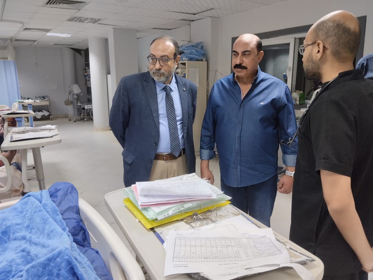 محافظ أسوان ومدير المستشفى الجامعى محافظ أسوان ومدير المستشفى الجامعى