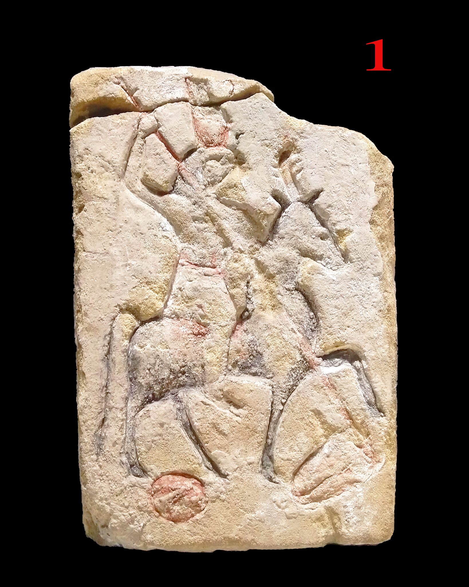 لوحة عليها نقش يصور عليها الفرعون في هيئة مركبة بجسد آدمي ورأس الصقر يمتطي جواد
