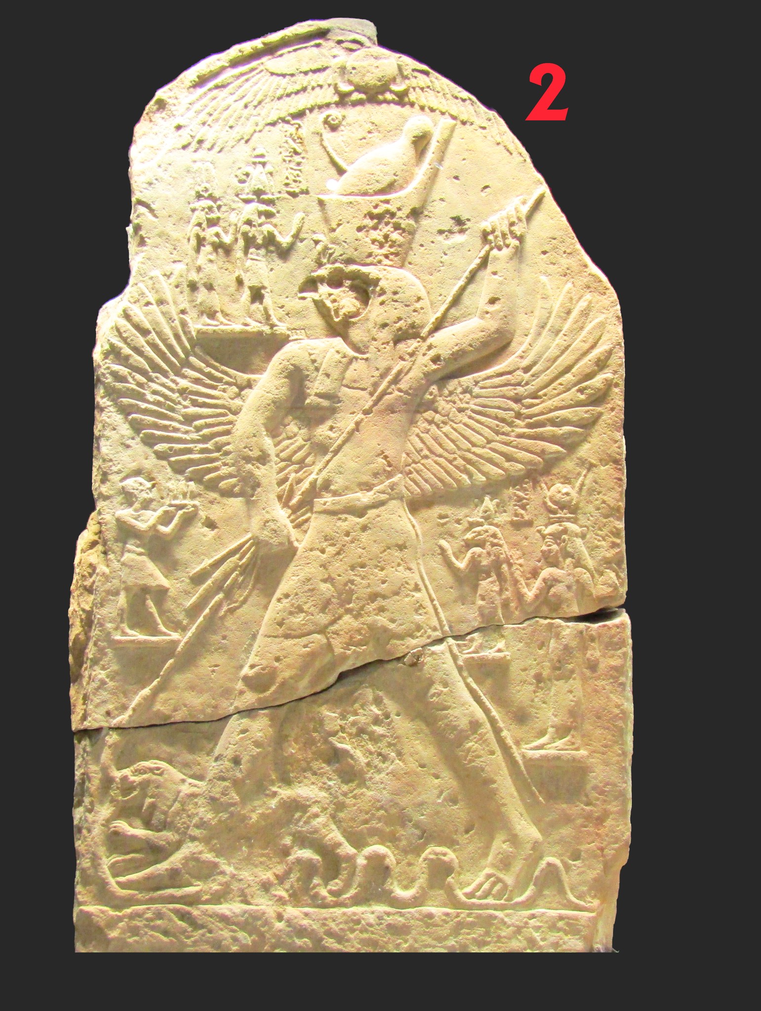 اللوحة الثانية نقش يصور حورس وهو يطعن الثعبان في إشارة للمعبود ست