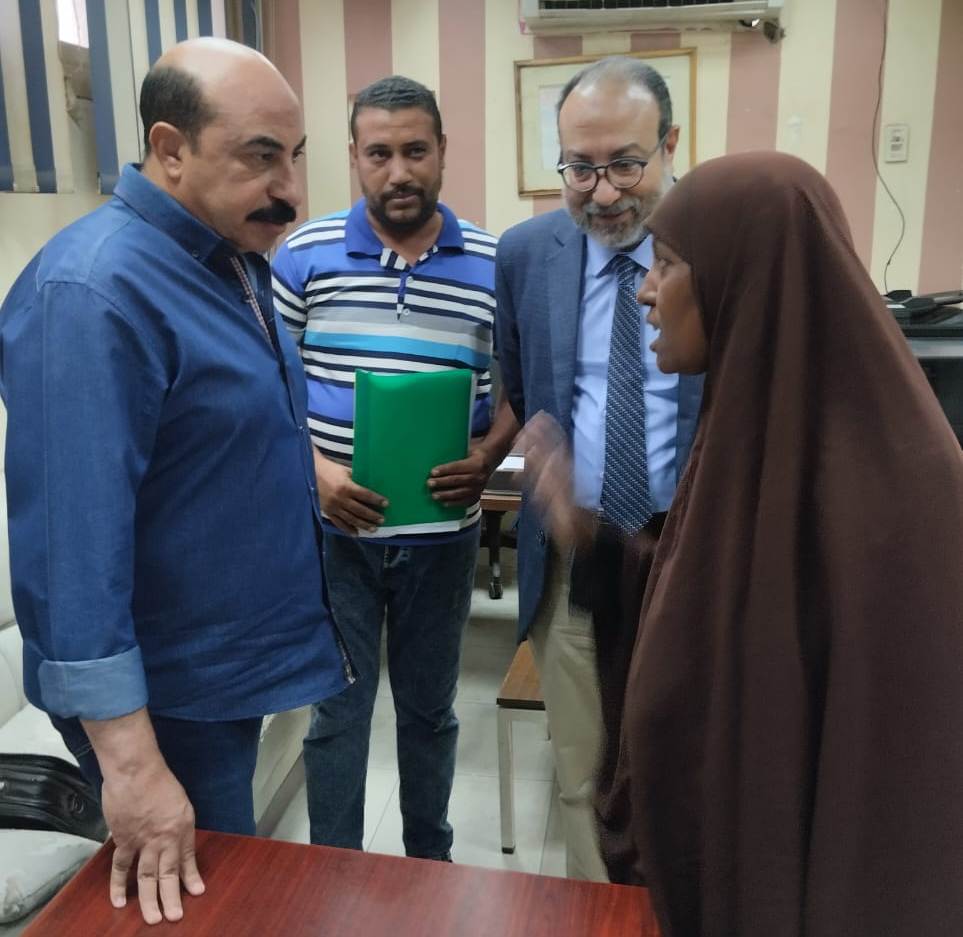 محافظ أسوان مع المواطنين محافظ أسوان مع المواطنين