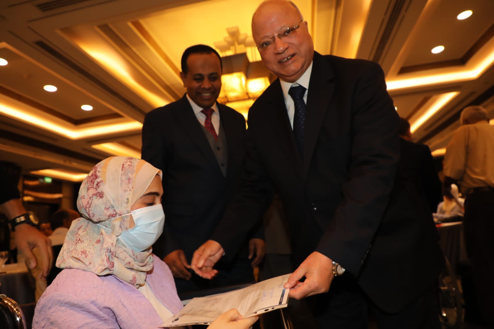 محافظ القاهرة يشارك فى مبادرة السلامة والصحة المهنية (2)