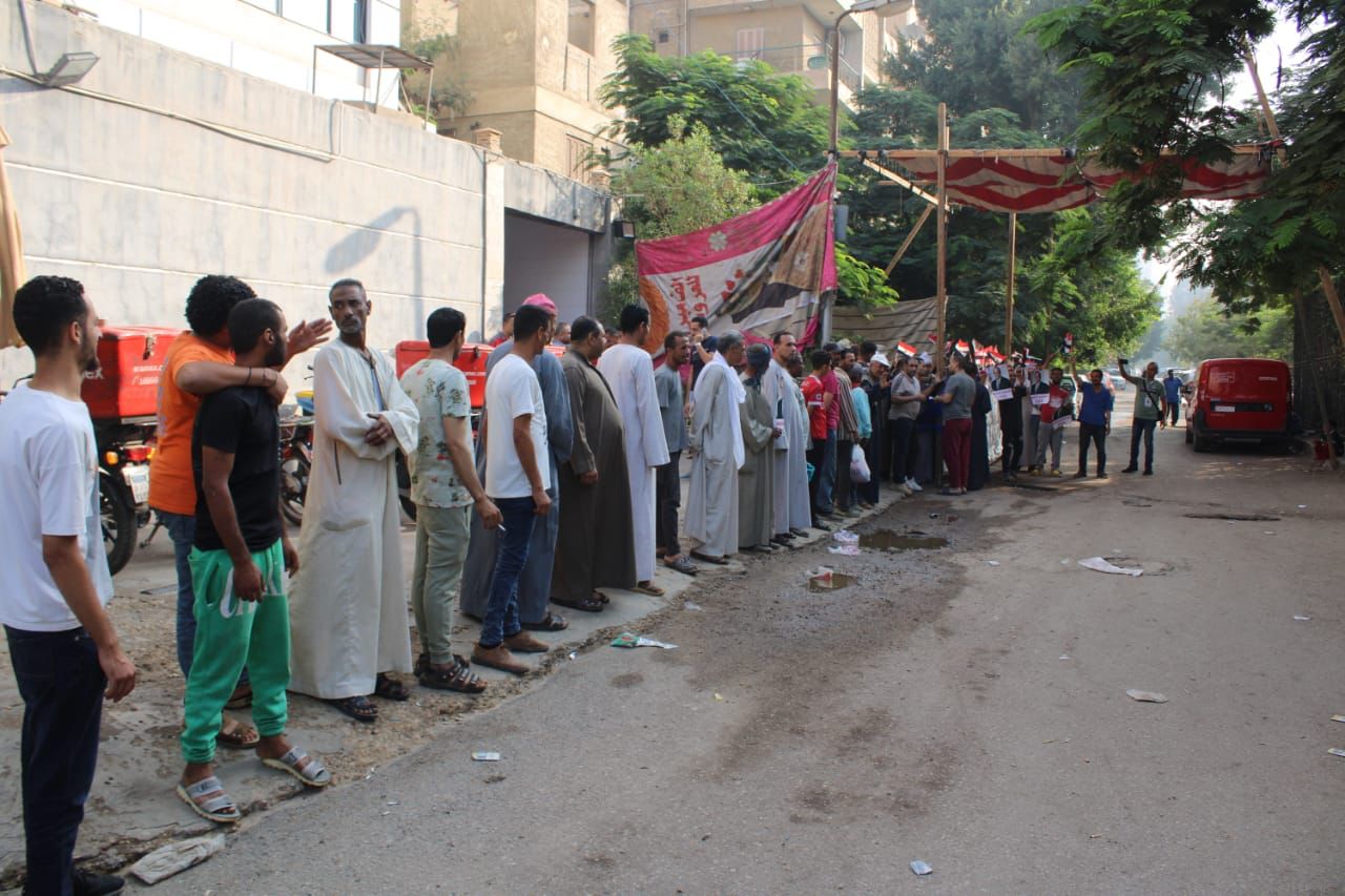 طوابير المواطنين أمام مقرات الشهر العقاري بالرحاب وقصر النيل (11)