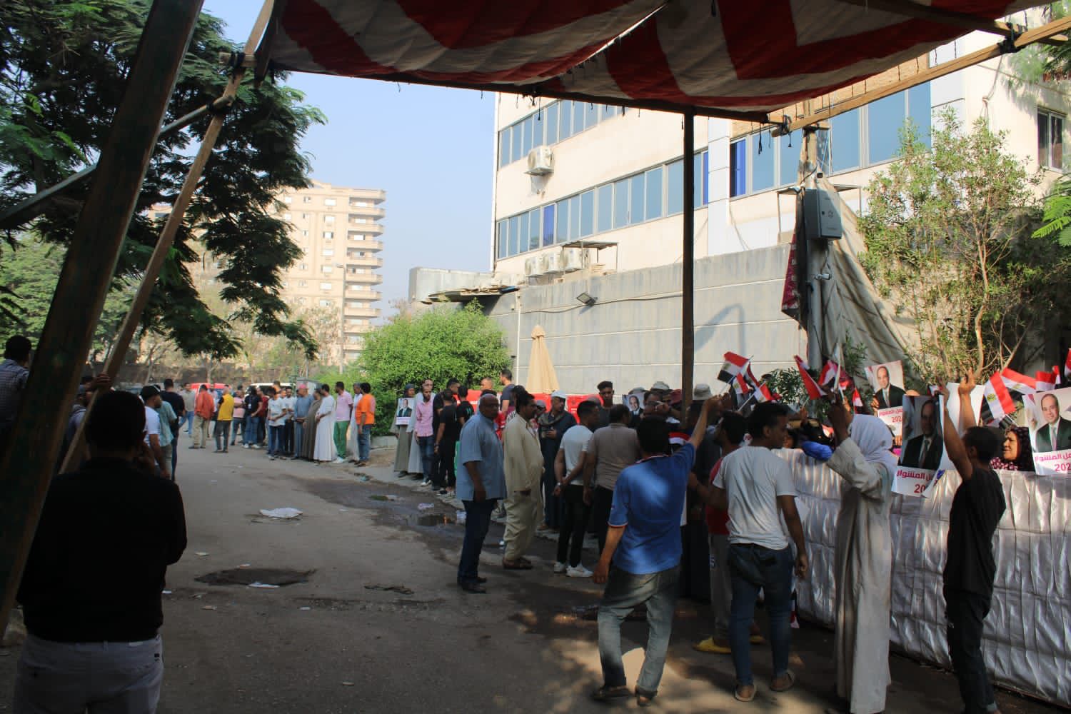 طوابير المواطنين أمام مقرات الشهر العقاري بالرحاب وقصر النيل (2)