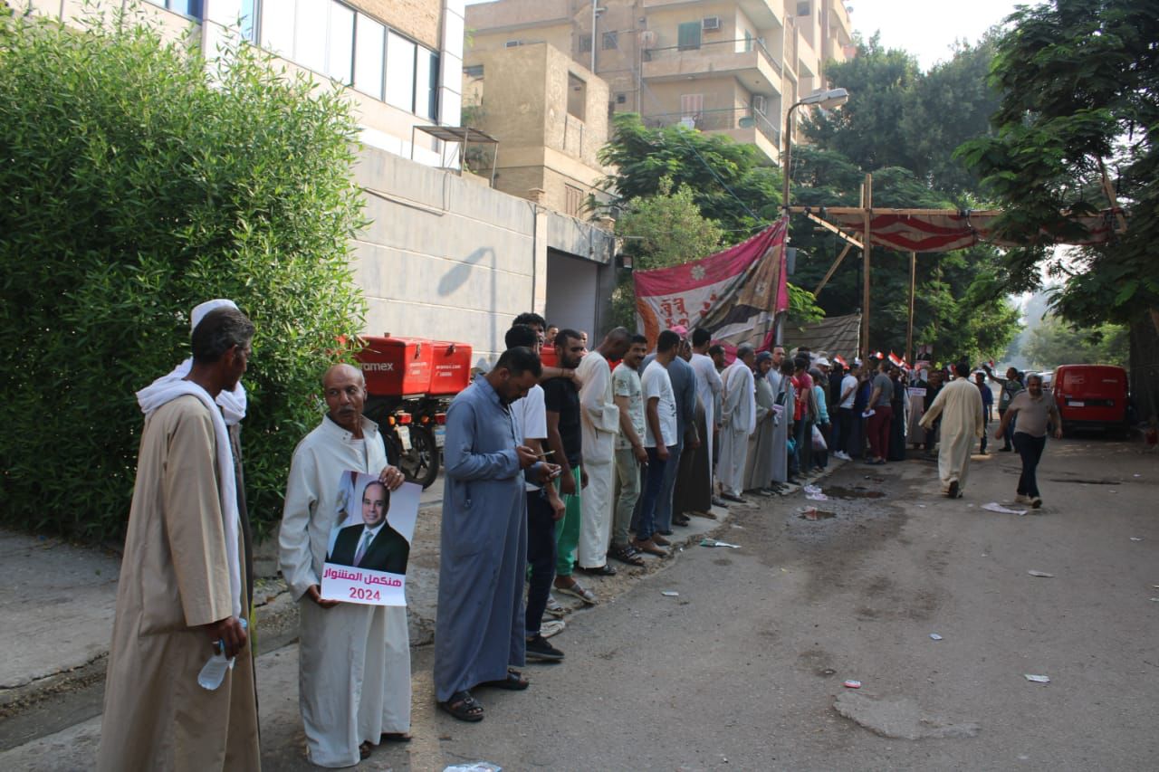 طوابير المواطنين أمام مقرات الشهر العقاري بالرحاب وقصر النيل (10)