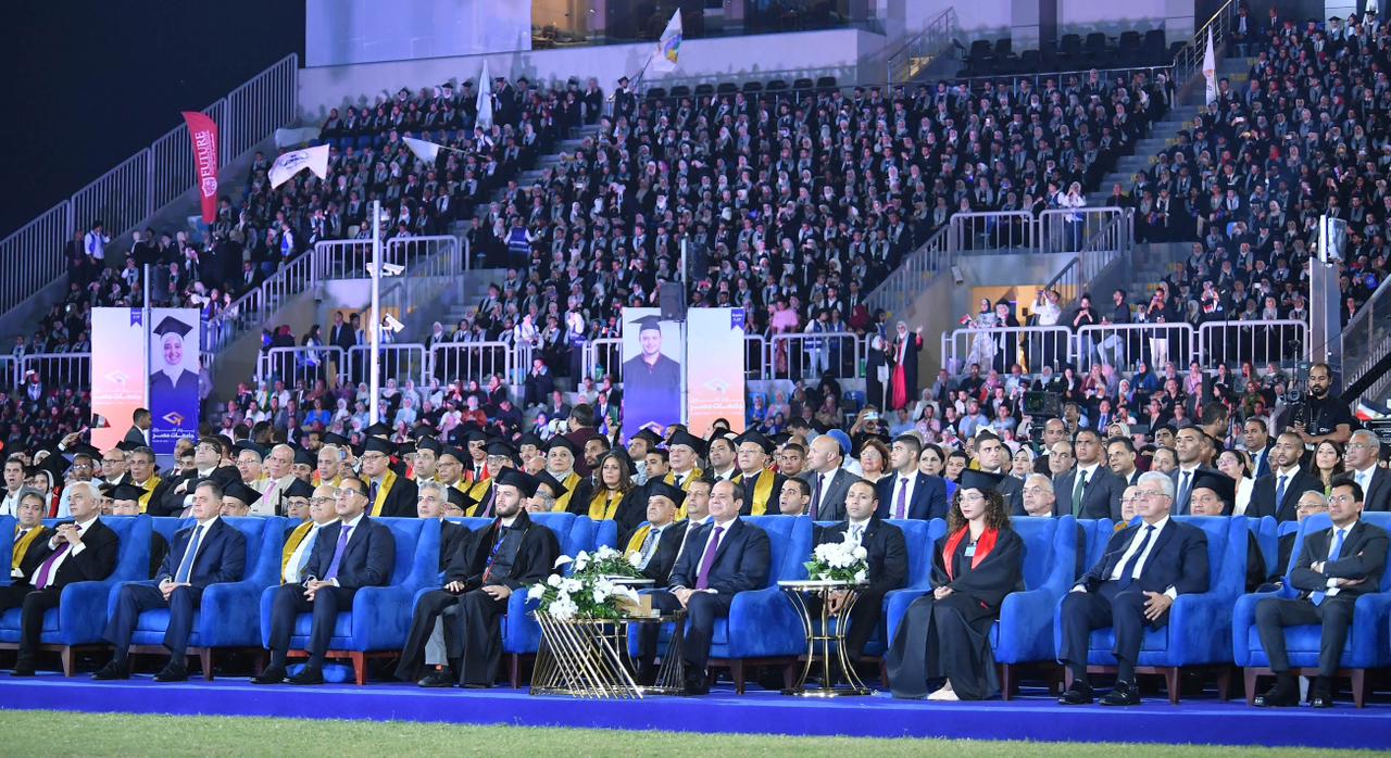 الرئيس السيسي يكرم أوائل الخريجين خلال فعاليات يوم تفوق جامعات مصر (4)