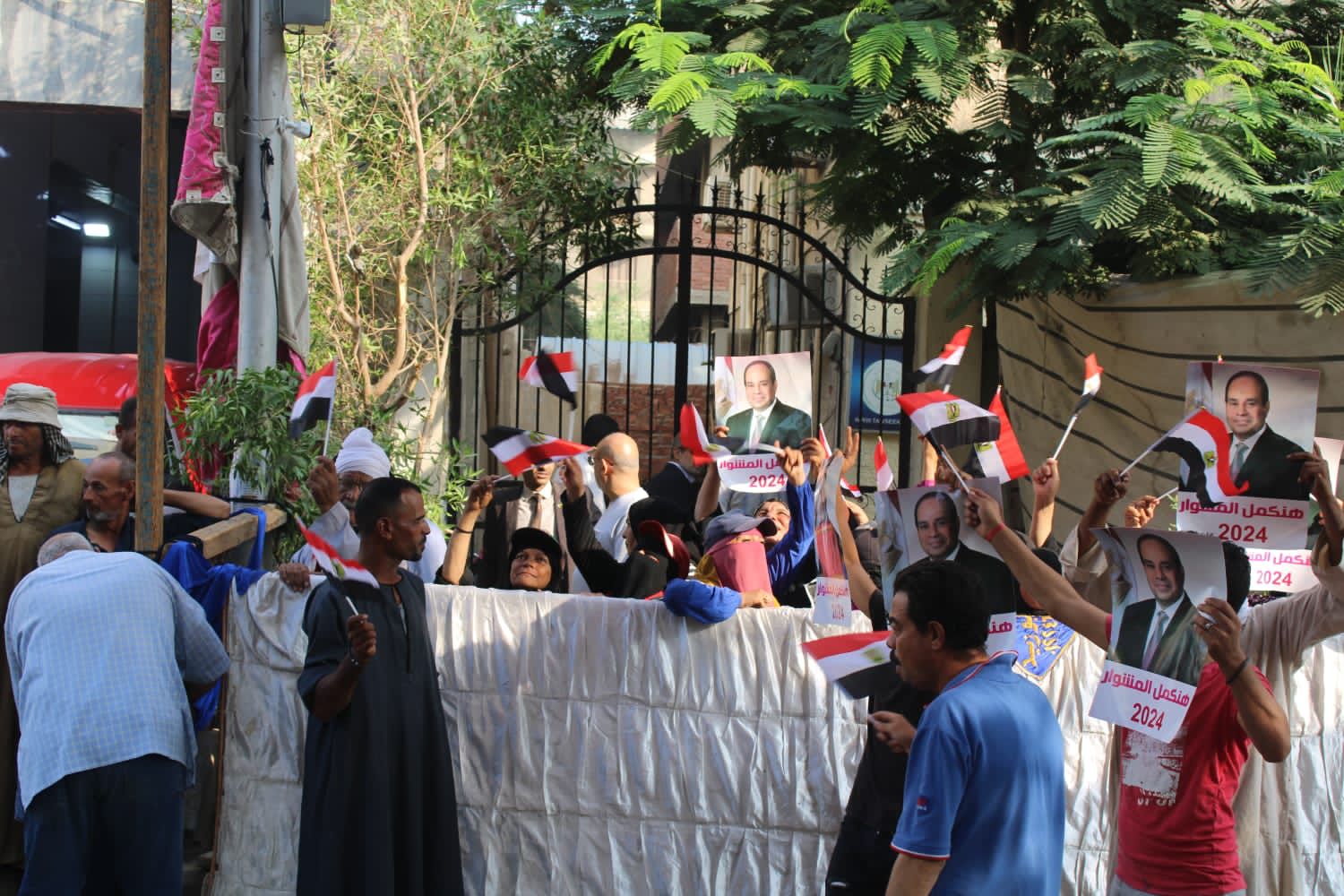 طوابير المواطنين أمام مقرات الشهر العقاري بالرحاب وقصر النيل (7)