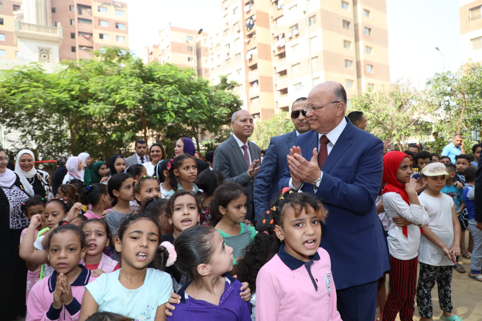 محافظ القاهرة يوزع شنط مدرسية مجانا على الطلبة بمشروع أهالينا (6)