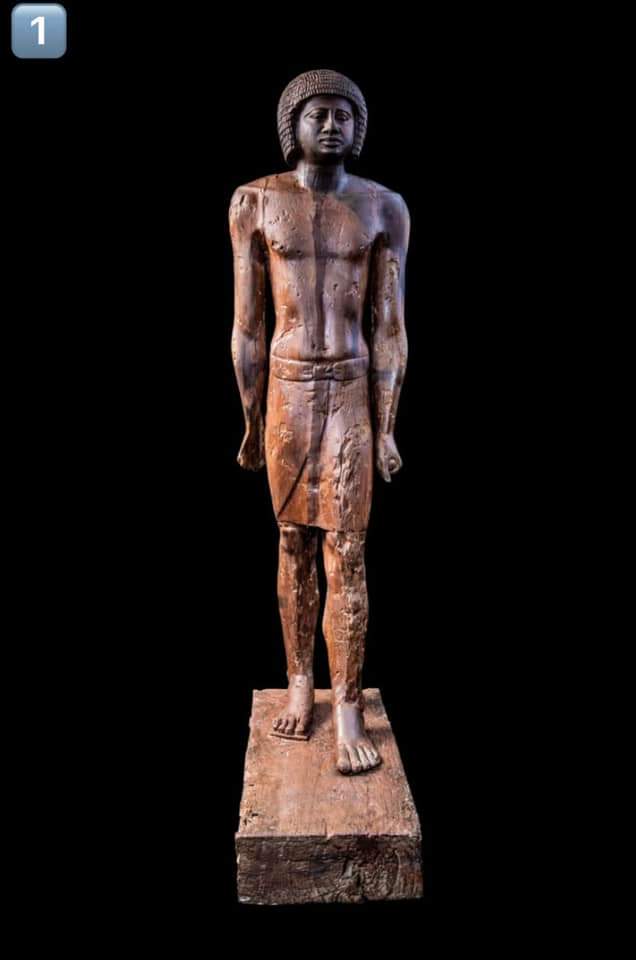 رجل فرعونى يرتدى هيئة الرجل الفرعونى 